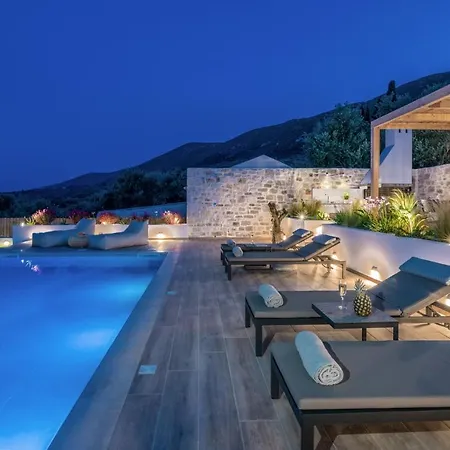 - Heated Pool With Stunning Views, By Zantewize カリテア