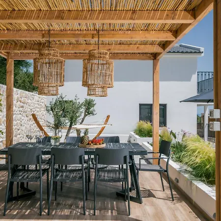 - Heated Pool With Stunning Views, By Zantewize Villa